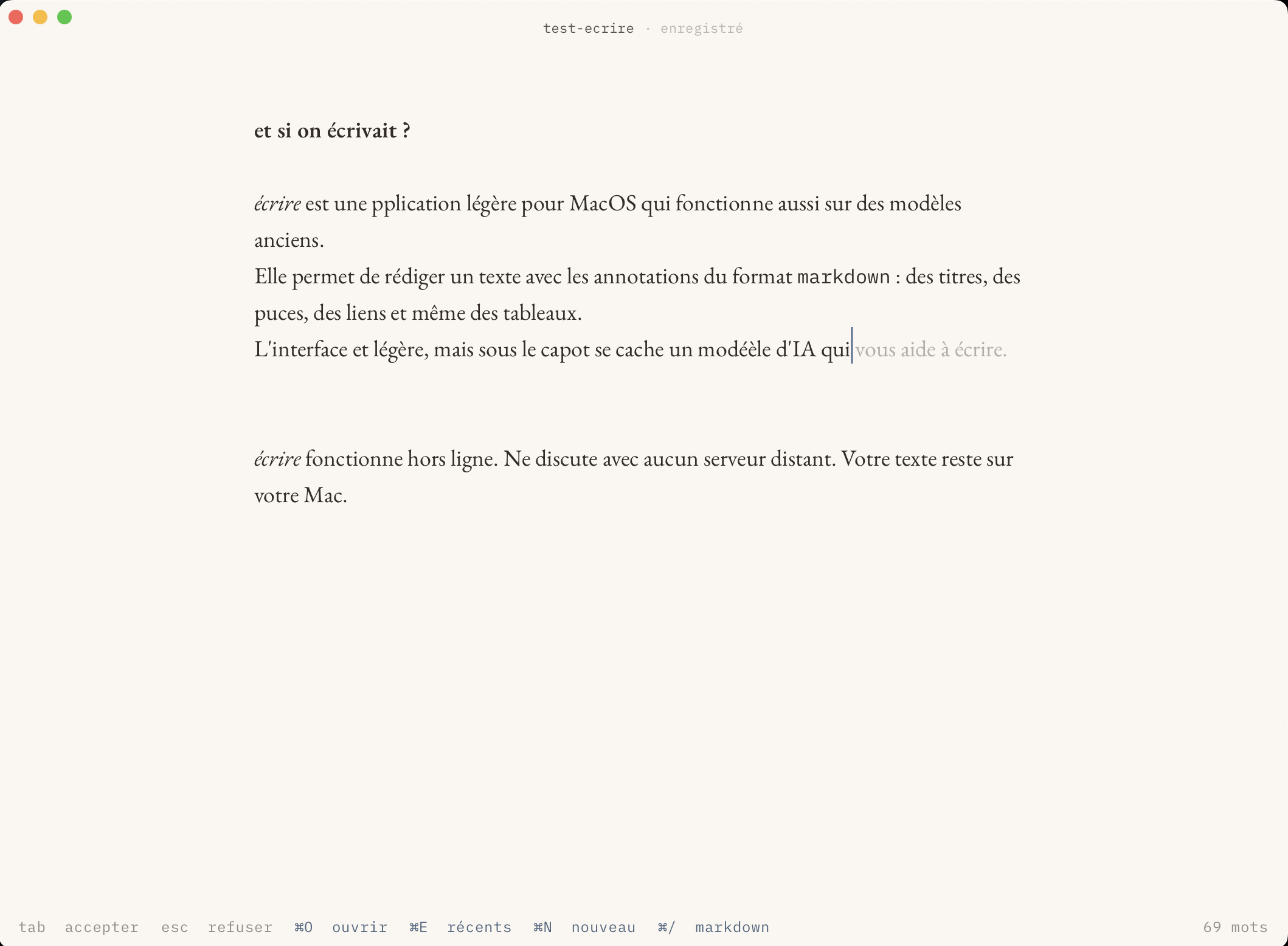 La fenêtre d'écrire : un document Markdown dans une colonne centrée ; en fin de phrase, la suggestion « vous aide à écrire » apparaît en gris, prête à être acceptée avec tab.